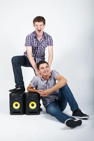 Dois meninos engraçados com alto-falantes — Fotografia de Stock