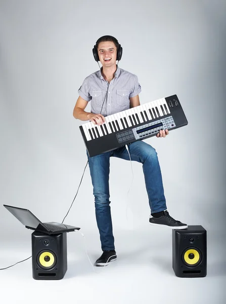 Foto del niño con piano —  Fotos de Stock