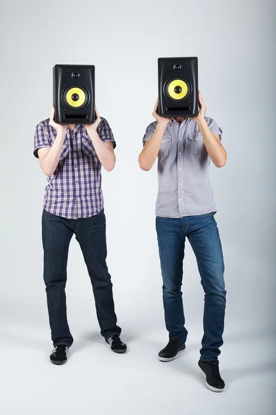 Dos chicos divertidos con altavoces — Foto de Stock