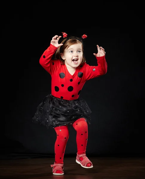 Menina engraçada em traje de joaninha — Fotografia de Stock