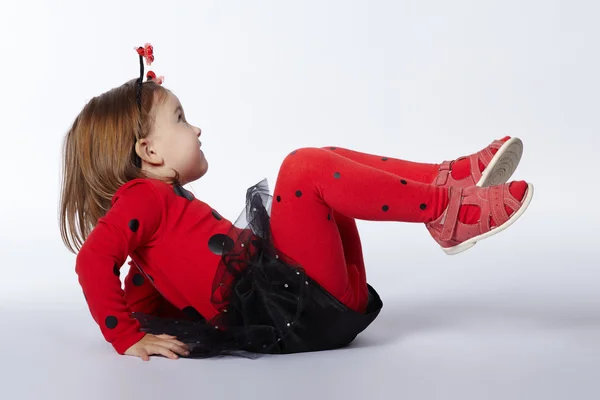 Pequeña chica divertida en traje de mariquita —  Fotos de Stock