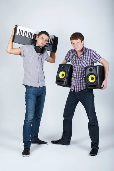 Dois meninos engraçados com alto-falantes e piano — Fotografia de Stock