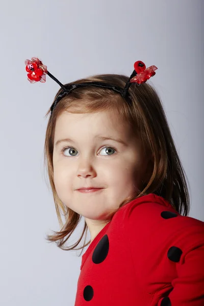 Menina engraçada em traje de joaninha — Fotografia de Stock