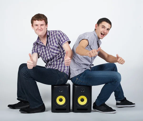 Två roliga pojkar med högtalare — Stockfoto