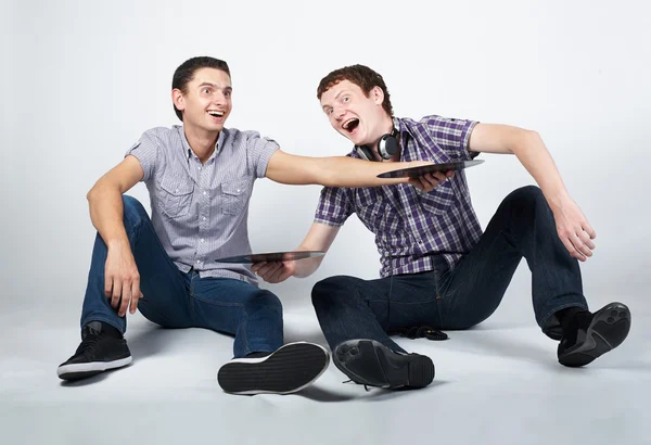 Två galna killar med plattor — Stockfoto