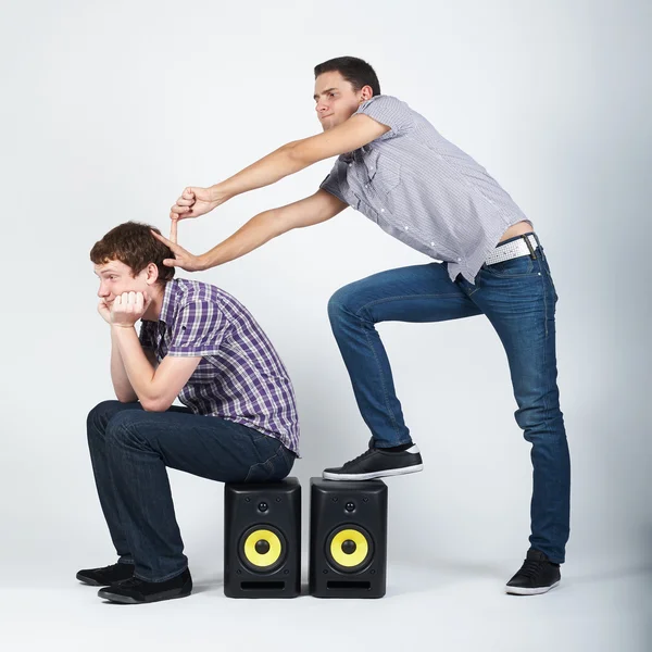 Dois meninos engraçados com alto-falantes — Fotografia de Stock