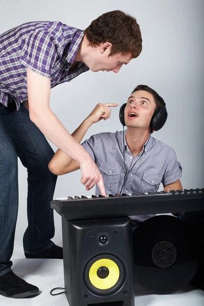 Dois meninos engraçados com dj cabine — Fotografia de Stock