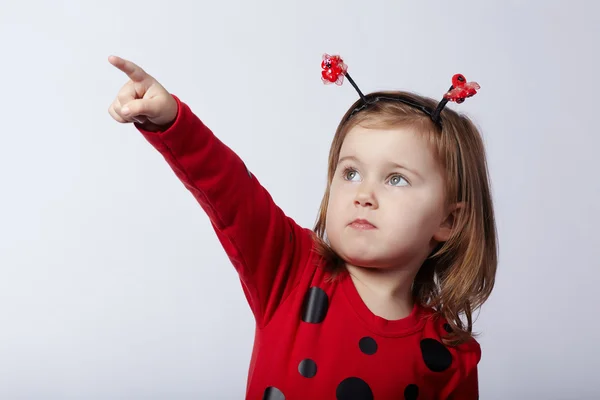 Kleines lustiges Mädchen im Marienkäferkostüm — Stockfoto