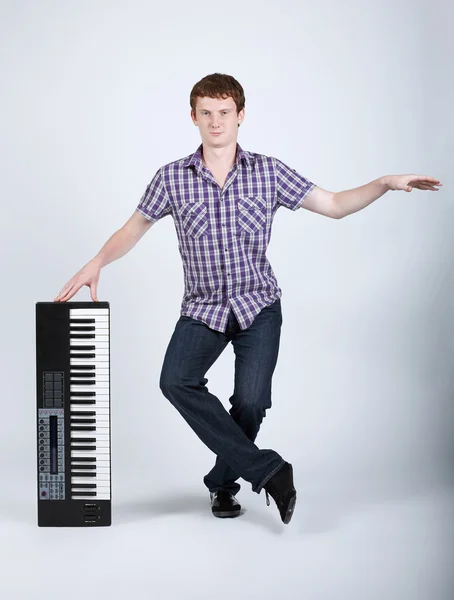 Foto del niño con piano — Foto de Stock