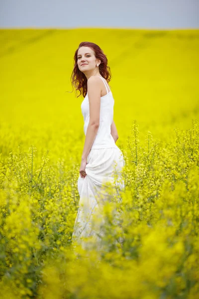 Sarı alan genç kız güzel — Stok fotoğraf