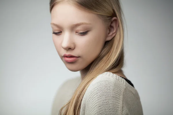 Vacker blond tonåring flicka stående — Stockfoto