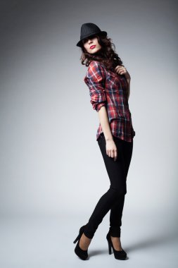 Siyah şapkalı güzel esmer kız