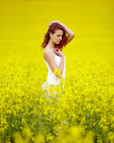 Jeune belle fille dans le champ jaune — Photo
