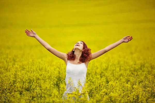 Joven hermosa chica en amarillo campo —  Fotos de Stock