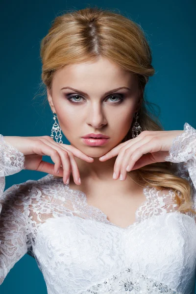 Vackra brud i bröllopsklänning på blå — Stockfoto