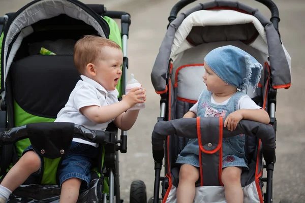 Kleine jongen geeft waterfles te vriendin — Stockfoto