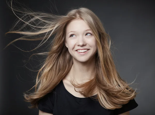 Mooi meisje portret met winderige haren — Stockfoto