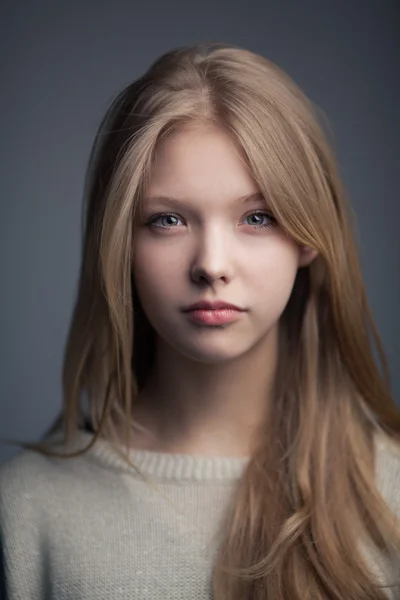 Krásná blondýnka teen portrét — Stock fotografie