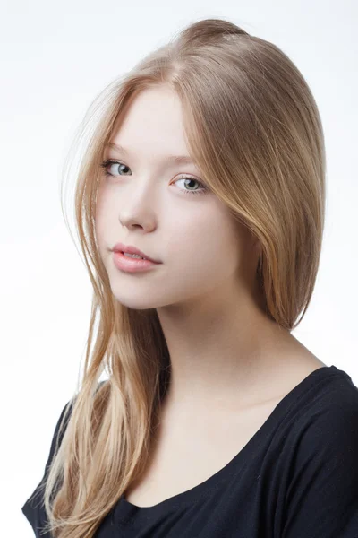 Retrato de la muchacha adolescente rubia hermosa — Stockfoto