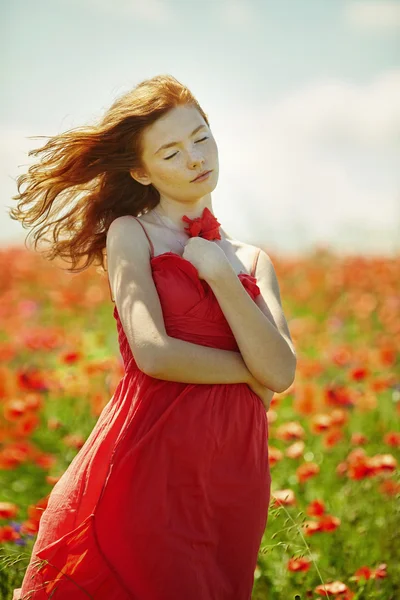 Rode haren mooi meisje in Descriptie... — Stockfoto
