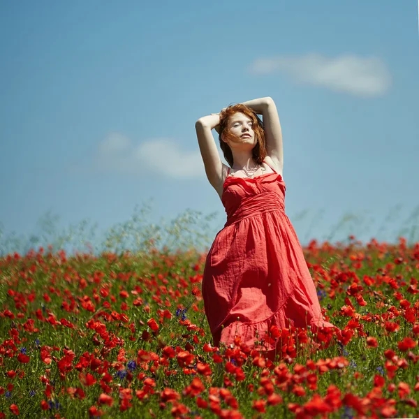 Rojo pelo hermosa chica en amapola campo — Foto de Stock