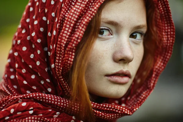 Rustige jongedame buitenshuis portret — Stockfoto