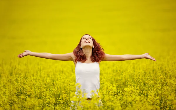 Молодая красивая девушка в желтом поле — стоковое фото