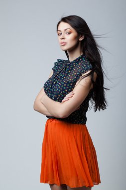 rüzgarlı uzun saçlı esmer güzel