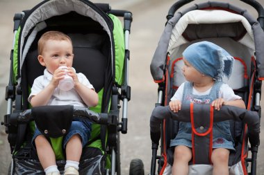 sevimli bebek bebek arabası içinde oturan suyu içer