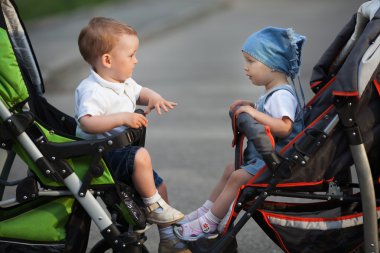 çocuk ve bebek arabaları oturan kız