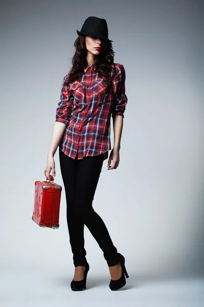 Vacker brunett tjej med röd resväska — Stockfoto