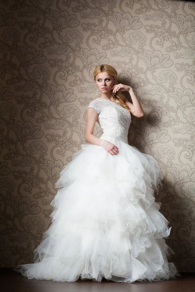 Beautiful girl in wedding dress — Stock Photo, Image