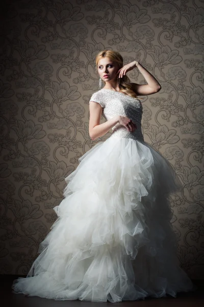 Beautiful girl in wedding dress — Stock Photo, Image