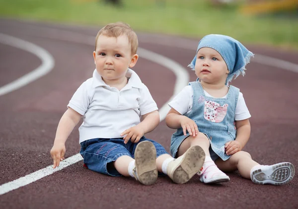 Menino e menina feliz pouco — Fotografia de Stock