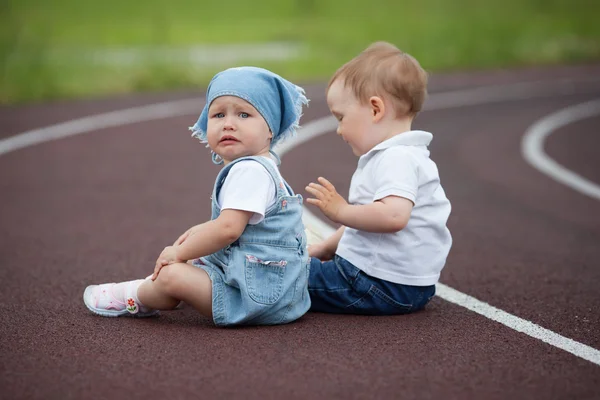 Pequeño niño y niña feliz — Foto de Stock