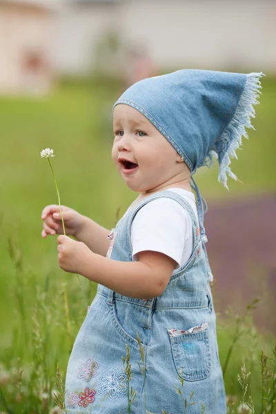 Сладкая маленькая девочка с цветами — стоковое фото