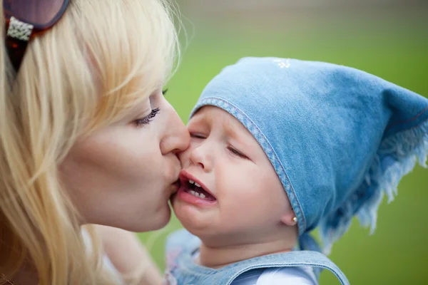 Mother calms her crying daughter — Stock Photo, Image