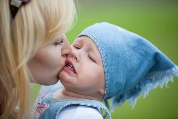 Mamma lugnar gråtande dottern — Stockfoto