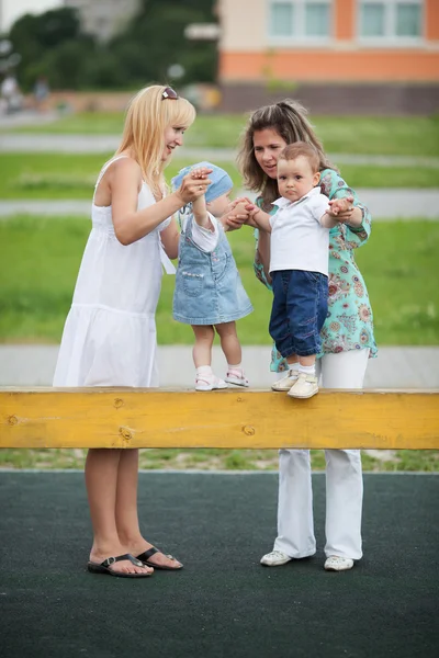 Moeders met hun kinderen op de speelplaats — Stockfoto