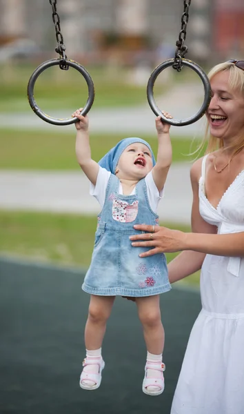 Mutter mit Tochter auf Spielplatz — Stockfoto