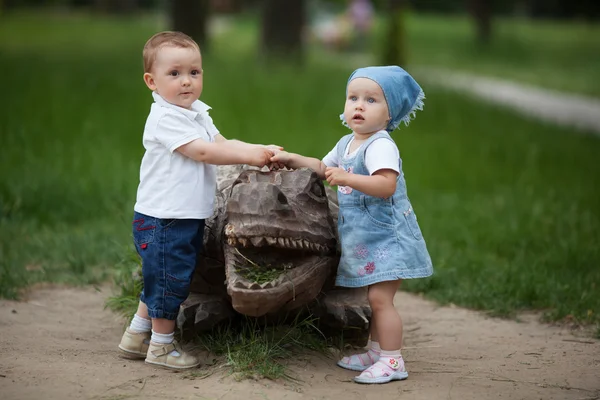 Мальчик и девочка с деревянным крокодилом — стоковое фото