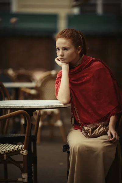 Chica pelirroja esperando en la mesa en la cafetería — Foto de Stock