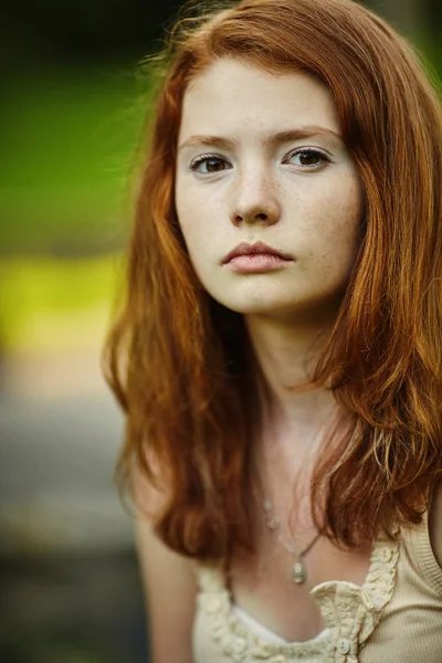 Bella ragazza dai capelli rossi con lentiggini — Foto Stock
