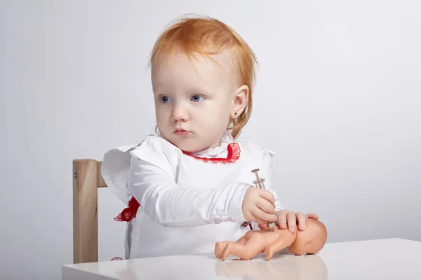 Κορίτσι παίζει ο γιατρός με μια κούκλα — Φωτογραφία Αρχείου