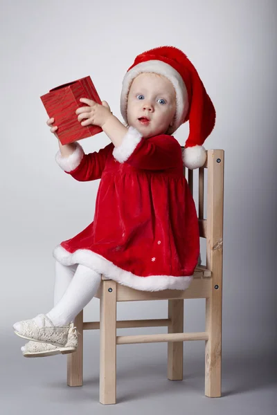 Kleines lustiges Mädchen mit Weihnachtsgeschenk — Stockfoto