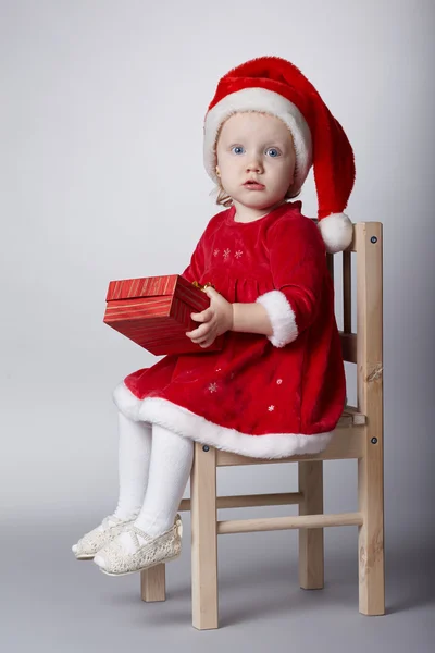 Legrační holčička s vánoční dárek — Stock fotografie