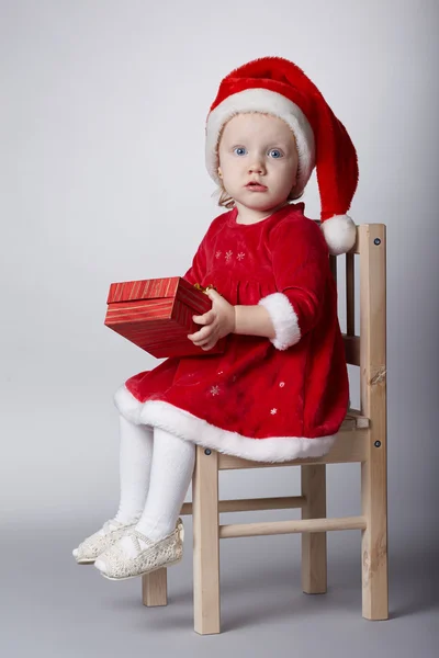 Niña divertida con regalo de Navidad — Foto de Stock