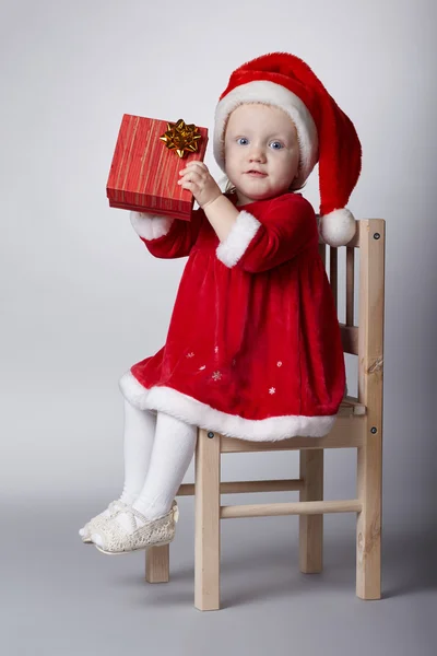 Niña divertida con regalo de Navidad —  Fotos de Stock