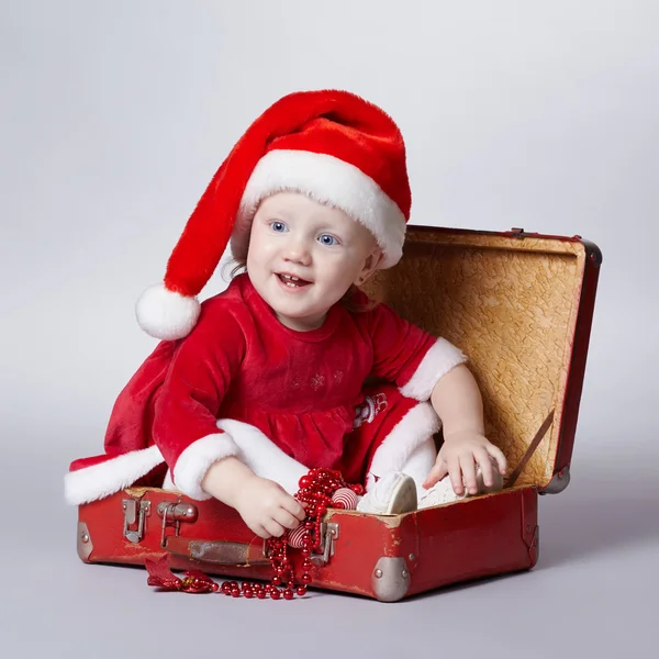 Pequeña linda chica con la maleta de Navidad —  Fotos de Stock