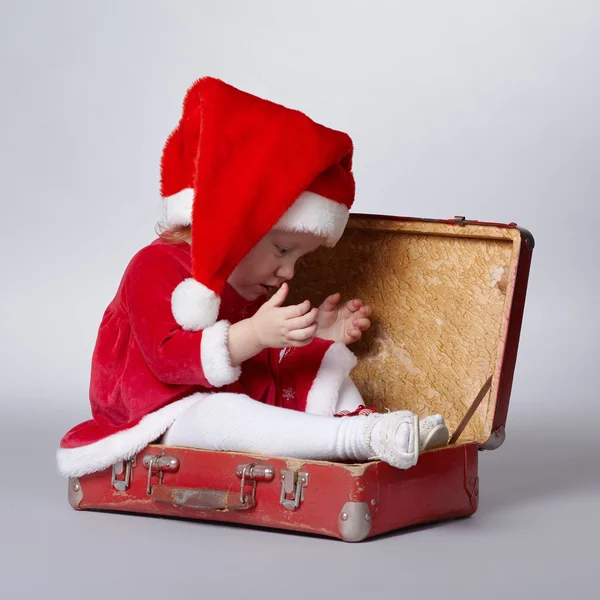 Pequena menina bonito com mala de Natal — Fotografia de Stock